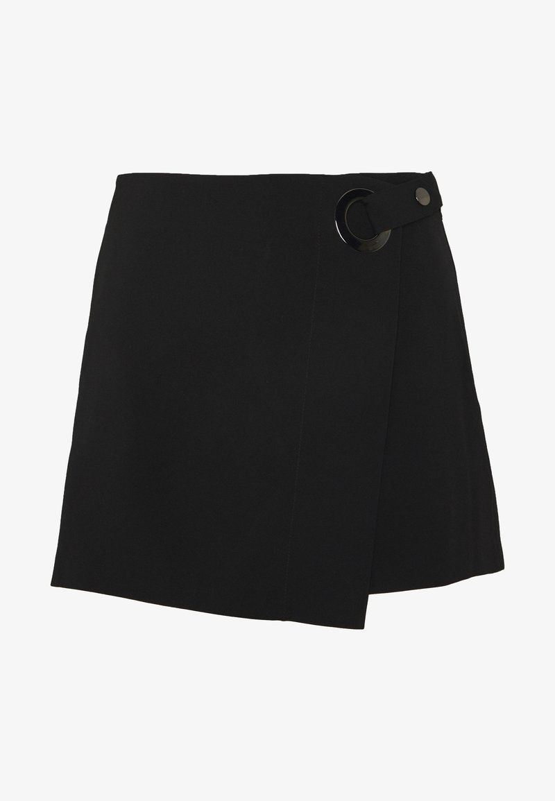 Mini-jupe noire avec un design portefeuille fixé par un grand anneau métallique rond et un bouton-pression à la taille.