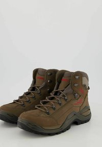Braune Wanderschuhe mit robustem Design, ausgestattet mit strukturiertem Leder und Netzpanelen, akzentuiert durch rotes Logo und graue Details sowie stabilen Schnürsenkeln.
