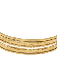 Goldene Armreifen mit drei strukturierten Bändern: glatt, gehämmert und mit Perlenverzierungen. Die elegante, geschwungene Form hebt das Design hervor.
