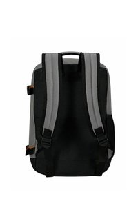 Zwart en grijs rugzak met gevoerde schouderbanden, verstelbare gespen, stoftextuur en een handvat aan de bovenkant voor gemakkelijk dragen.