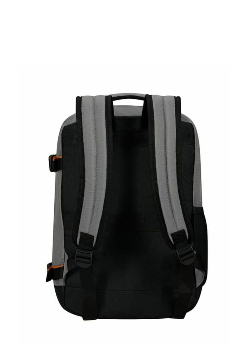 Svart och grå ryggsäck med vadderade axelremmar, justerbara spännen, tygtextur och ett handtag på toppen för enkel bärning.