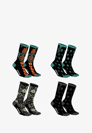 Quatre paires de chaussettes : noires avec des graphismes colorés, comprenant des cœurs, des crânes et des motifs ; fabriquées en matériau doux avec des bordures contrastées.