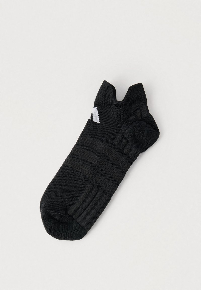 Calcetín deportivo negro con separación para los dedos y textura acanalada. Presenta una marca blanca en la parte superior. Hecho de material elástico.