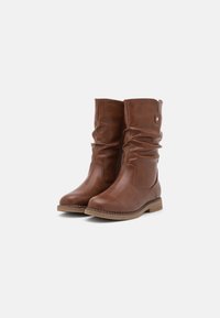 Bottes en cuir marron mi-mollet avec un design décontracté, une finition lisse et des semelles texturées contrastantes. Comprennent une surpiqûre supérieure et une fermeture éclair latérale.