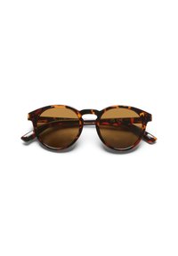 Lunettes de soleil rondes avec une monture en écaille de tortue, des verres marron et un pont en forme de clé. Elles présentent des branches épaisses et des détails de logo subtils.