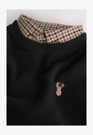 Fekete, texturált pulóver kerek nyakkivágással és bézs-barna kockás gallérral, elején egy kis rózsaszínő jágerfej logóval.