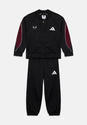 Μαύρη παιδική φόρμα Adidas με ζακέτα με φερμουάρ, μανίκια σε μπορντό χρώμα και λογότυπο Spider-Man, συνοδευόμενη από παντελόνια με ελαστικές μανσέτες σε ίδιο σχέδιο.