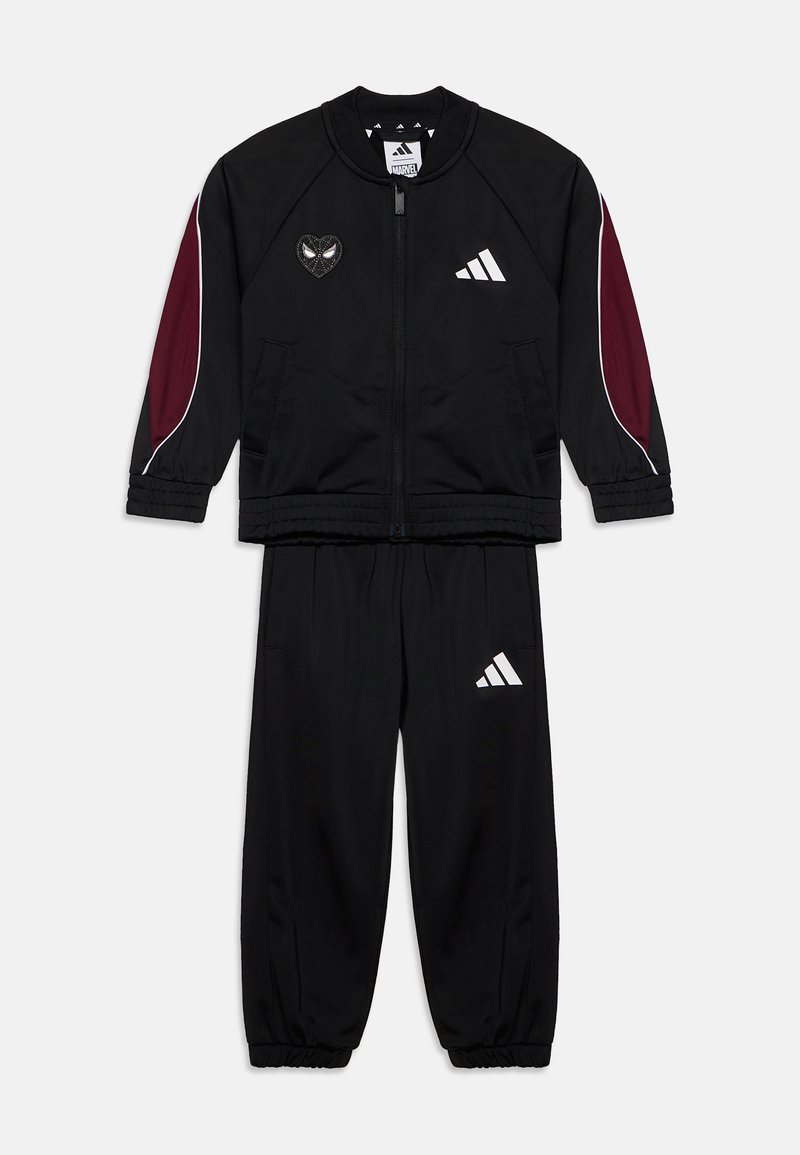 Μαύρη παιδική φόρμα Adidas με ζακέτα με φερμουάρ, μανίκια σε μπορντό χρώμα και λογότυπο Spider-Man, συνοδευόμενη από παντελόνια με ελαστικές μανσέτες σε ίδιο σχέδιο.