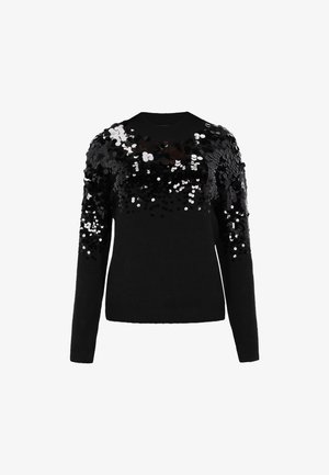 Sort sweater med rund halsudskæring og lange ærmer, prydet med sorte og sølvfarvede perler over brystet og skuldrene.