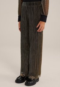 Metalliska veckade byxor i mörka toner med en vida ben-design, som har en slät midja och en subtil glansig textur. Matchas med svarta skor.