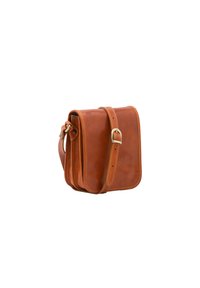 Borsa a tracolla in pelle marrone con chiusura a pattina, tracolla regolabile e cuciture decorative sui bordi. Design compatto a forma di quadrato.