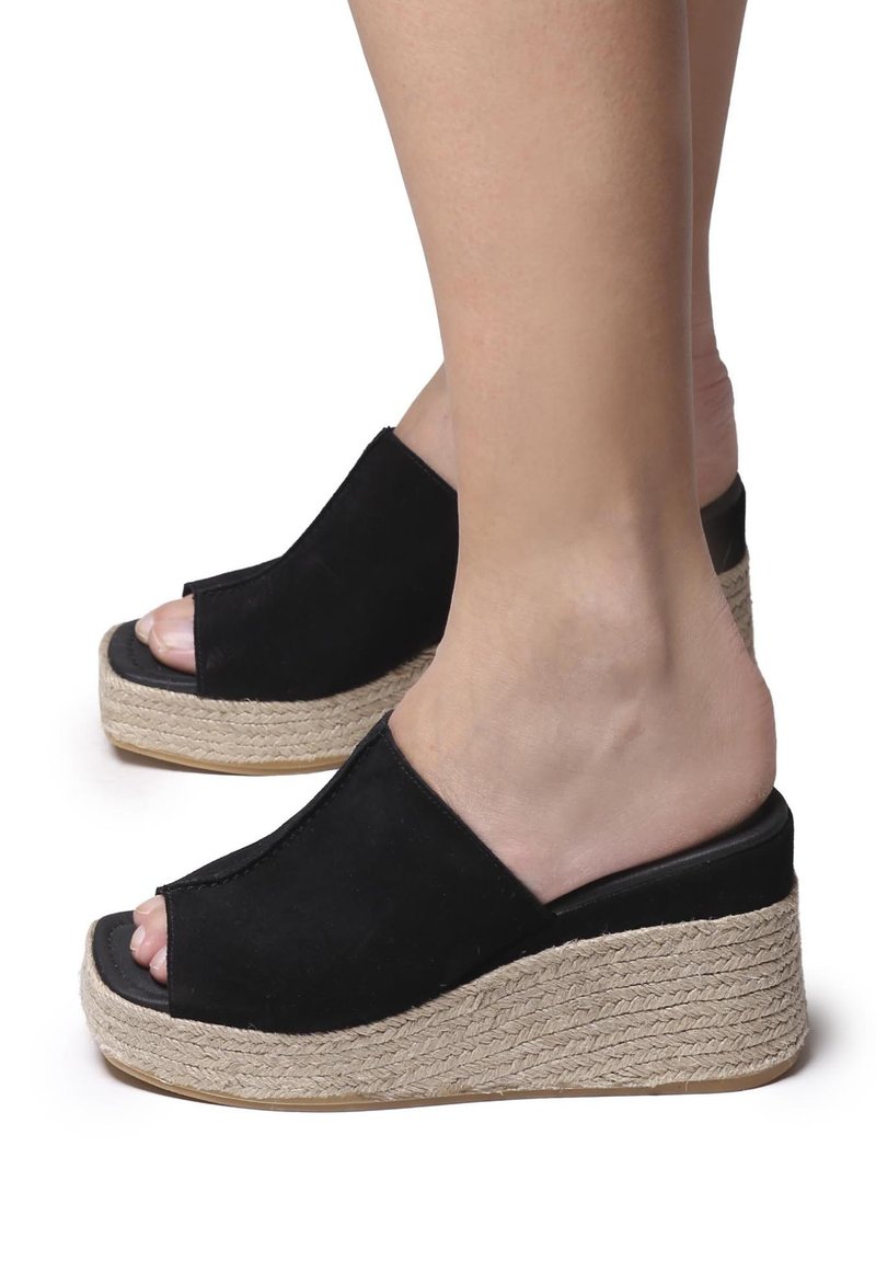 Zoccoli wedge aperti neri realizzati in un materiale scamosciato testurizzato con una piattaforma avvolta in juta, caratterizzati da un design elegante e minimalista.