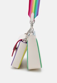 Borsa multi-scomparto bianca con manico arcobaleno. Presenta accenti colorati in viola, giallo, azzurro e verde lungo i bordi. Finiture in argento.