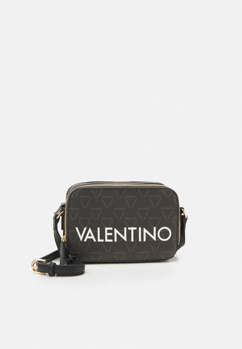 Borsa a tracolla rettangolare nera con il logo Valentino in bianco, zip dorata e tracolla regolabile con una texture liscia.