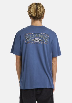 HERITAGE ARCH PREMIUM SS - T-shirt imprimé - dark denim