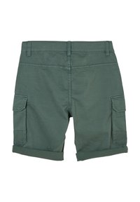 Pantalones cortos cargo verdes de algodón con dobladillos enrollados, dos bolsillos laterales y una textura suave. Diseño sencillo con detalles de costura resistentes.
