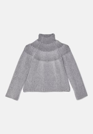 Grå og hvid ribbet turtleneck sweater med lange ærmer og en afslappet pasform, lavet af et blødt strikkemateriale.
