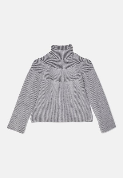 Siva in bela rebrasta majica s turtleneck izrezom, z dolgimi rokavi in sproščenim krojem, izdelana iz mehkega pletenega materiala.
