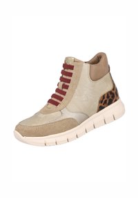Zapatilla alta con parte superior de ante beige y sintético, cordones rojos y un detalle de estampado de leopardo en el talón. Suela de goma, cuello acolchado.