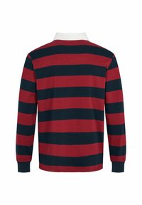 Hosszú ujjú rögbi póló széles, vízszintes piros és tengerészkék csíkokkal, kontrasztos fehér gallérral, hátulról nézve.