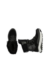 Bottes imperméables noires avec une finition texturée, doublure en fausse fourrure, œillets en métal et semelle en caoutchouc robuste. Comprend un soutien de cheville rembourré.