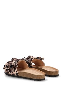 Sandalias deslizantes con estampado de leopardo y un gran detalle de lazo, con plantilla de corcho, suela interior suave y suela exterior de goma negra texturizada.