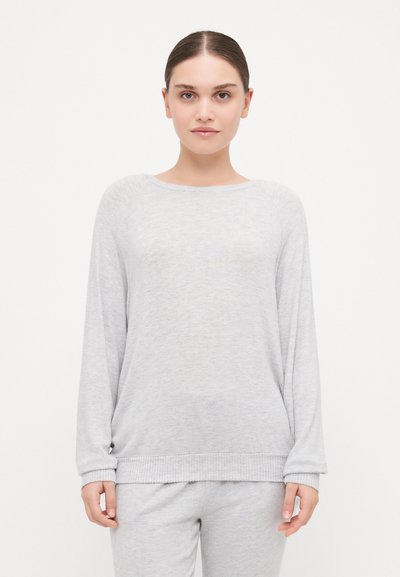Pullover de manga larga color gris claro, con un ajuste relajado, cuello redondo y dobladillo acanalado. Fabricado con una tela suave y texturizada.