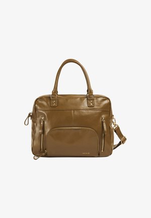 Bolso de cuero marrón con asas dobles, bolsillos frontales con cremallera, herrajes dorados y una correa de hombro desmontable. Textura suave.