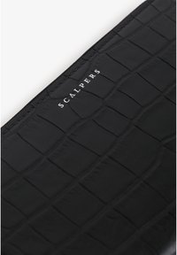 Portafoglio in pelle nera con motivo coccodrillo, con logo impresso "SCALPERS" nella parte superiore. La texture appare liscia e con una leggera lucentezza.