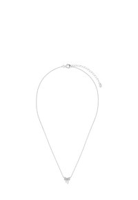 Srebrny naszyjnik z delikatnym łańcuszkiem, z akcentem w kształcie kokardy na środku, ozdobiony małymi dekoracyjnymi kamieniami. Łańcuszek zawiera regulowane zapięcie.
