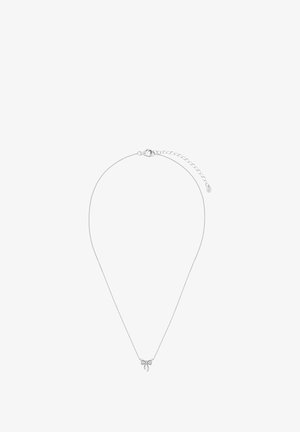 Srebrny naszyjnik z delikatnym łańcuszkiem, z akcentem w kształcie kokardy na środku, ozdobiony małymi dekoracyjnymi kamieniami. Łańcuszek zawiera regulowane zapięcie.
