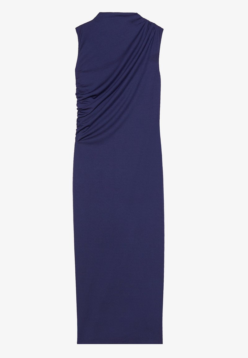 Robe sans manches bleu marine avec un dos drapé à texture froncée, tissu lisse et silhouette ajustée s'étendant jusqu'aux chevilles.