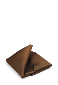 Bruine stoffen pouch, rechthoekige vorm met een gestructureerd oppervlak. Heeft een omgevouwen hoek, gladde randen en een subtiele glans.