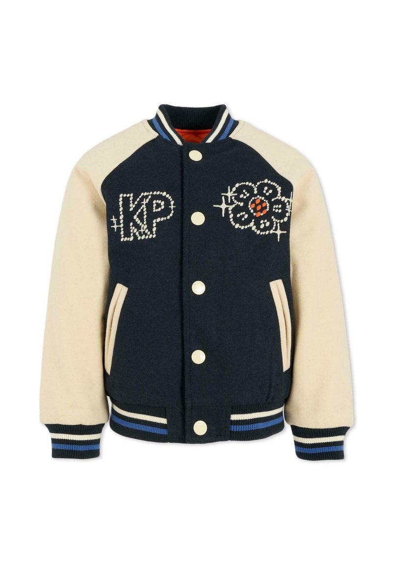 Giacca varsity blu navy con maniche beige, caratterizzata da ricami con la scritta KP e disegni floreali. Chiusura con bottoni e polsini a costine a righe.