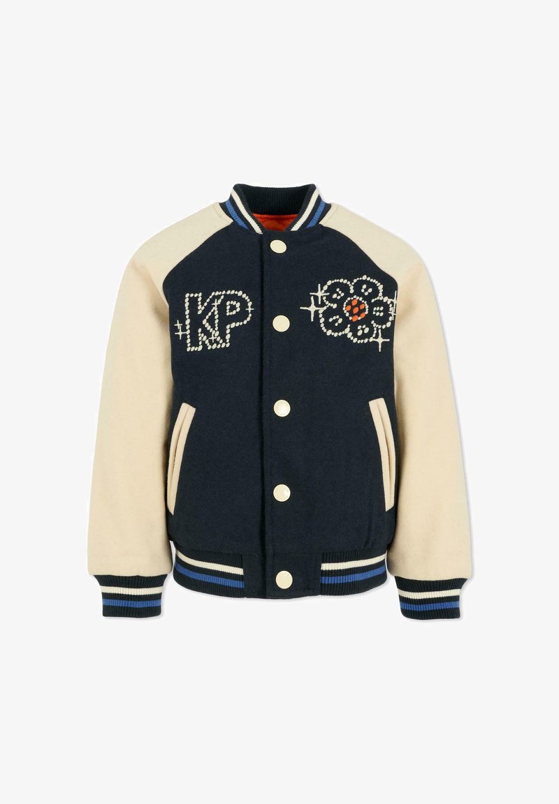 Giacca varsity blu navy con maniche beige, caratterizzata da ricami con la scritta KP e disegni floreali. Chiusura con bottoni e polsini a costine a righe.