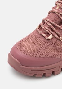 Tamaris Sneakers - red marble