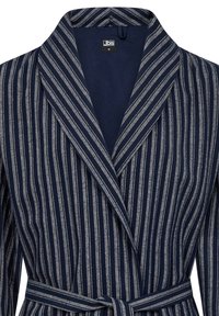 Marineblå og gråstribet badekåbe med sjal-krave, bånd i taljen og blød stoftekstur. Mærket viser brandet JBS og størrelse M.