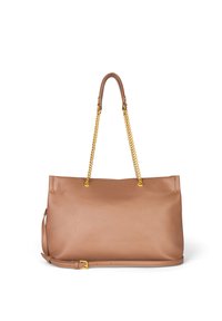 Bolso tote de cuero marrón claro con asas de cadena dorada, con una textura suave y un diseño minimalista. Incluye una correa de hombro desmontable.