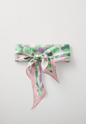 Foulard en soie avec un motif floral vert et violet, bordé de rose, noué. Texture lisse avec un drapé doux.