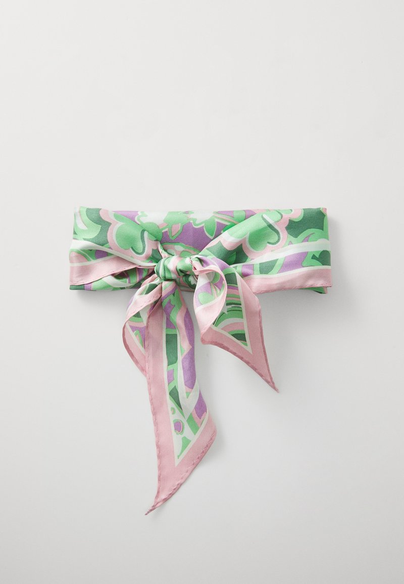 Silke skjerf med et grønt og lilla blomsterdesign med en rosa kant, bundet i en knute. Glatt tekstur med myk drapering.