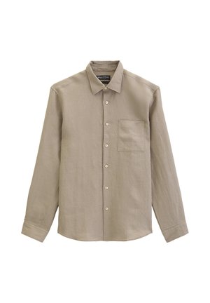 Beige overhemd met lange mouwen, knopen, kraag en borstzak, gemaakt van gestructureerde stof, platliggend weergegeven op een witte achtergrond.