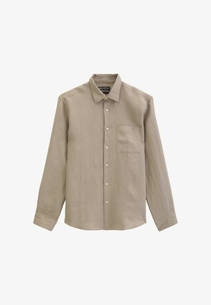 Beige overhemd met lange mouwen, knopen, kraag en borstzak, gemaakt van gestructureerde stof, platliggend weergegeven op een witte achtergrond.