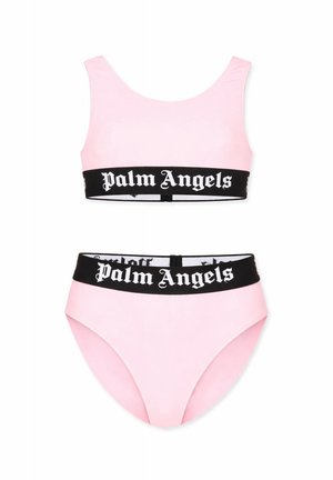 Costume da bagno due pezzi rosa chiaro con fasce elastiche nere con scritta bianca "Palm Angels" sulla parte superiore e inferiore.