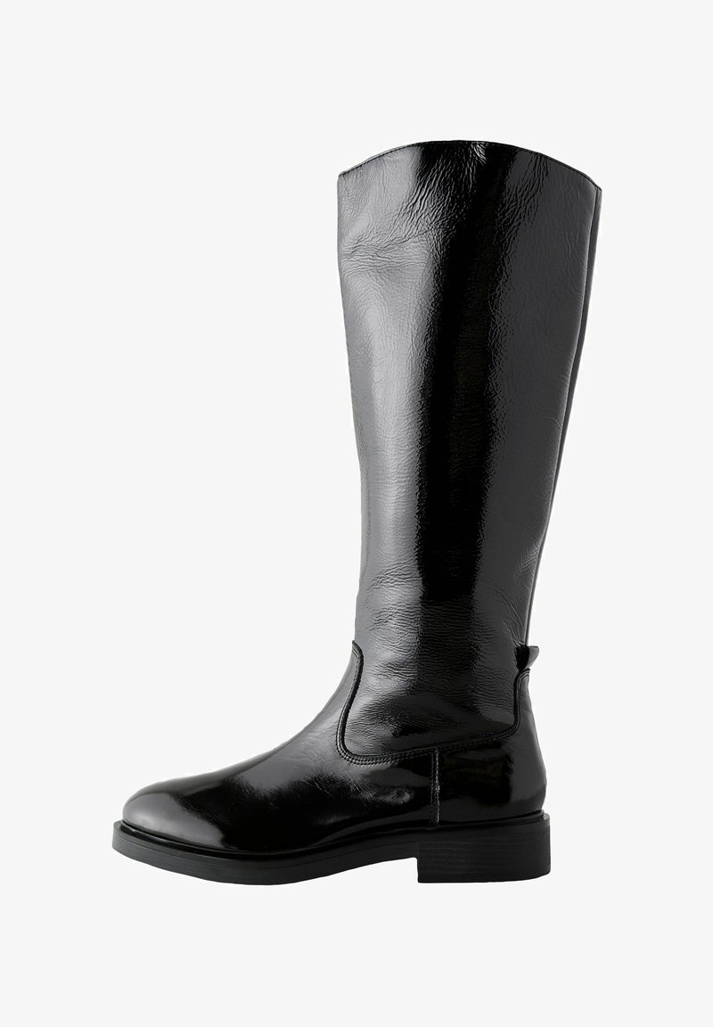 Fekete, térd fölé érő csizma fényes lakkbőrből, lekerekített orral, minimális varrással és tömbsarkal. Az anyag sima textúrájú.