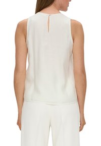 Ärmelloses weißes Top mit Knopfverschluss hinten, aus glattem Stoff mit dezentem Glanz, entworfen für einen lässigen Sitz.