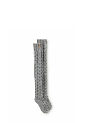 Grijs gebreide sokken tot de knie met een kabelpatroon, geribbelde boorden en een klein merklabel nabij de top. Zachte woltextuur.