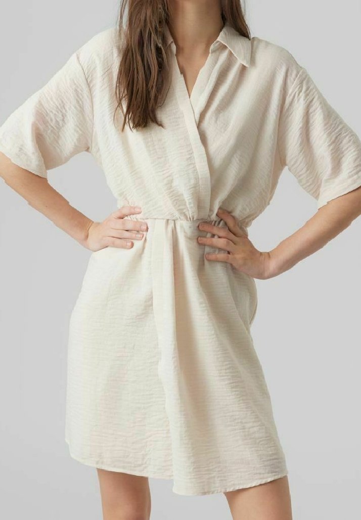 Robe à manches courtes avec col, en tissu crème clair à finition texturée, dotée d'une taille cintrée et d'une coupe décontractée.