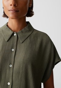 OPUS LOOSE FIT CRINKLE - Camicia - olive leaf