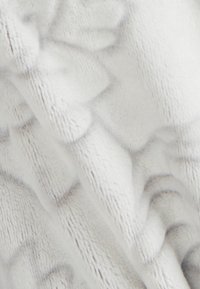 Damart Albornoz - Gray Floral