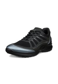 Chaussure de sport noire avec un embout texturé gris, une tige en mesh et des accents réfléchissants ; dotée d'un système à lacets et d'une semelle durable.